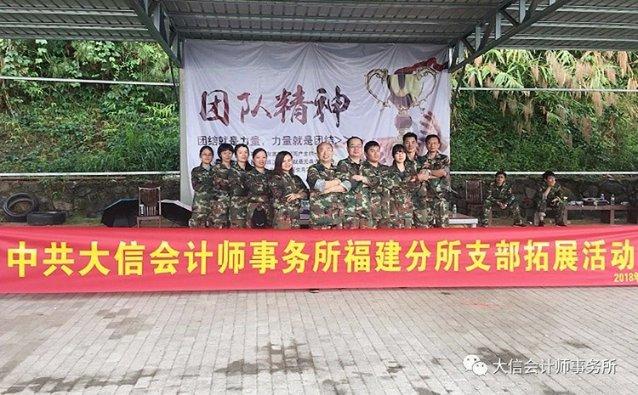 任嘉伦教粉丝跳舞,红不红都一样耐心,人品是真好